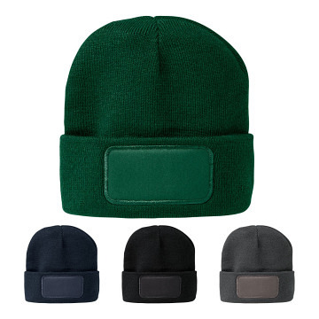 plottiX Beanie gestrickt aus weichem Acryl mit Baumwoll-Twill-Patch 